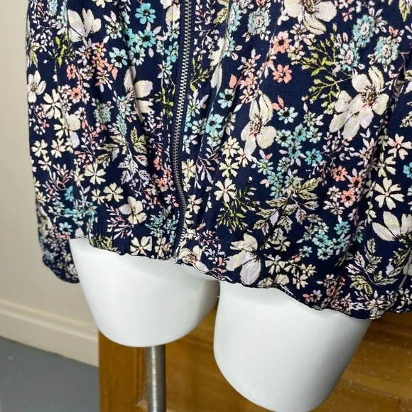 Fever Blue Floral Long Sleeves Zip Up Gathered Hem Relaxed Lightweight Jacket - Picture 11 of 14